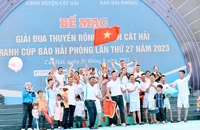 Niềm vui chiến thắng của các tay đua thuyền rồng trên biển Cát Bà năm 2023. (Ảnh: Cổng TTĐT thành phố Hải Phòng)