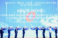 Lãnh đạo thành phố Hải Phòng và lãnh đạo quận Hồng bàng nhấn nút khởi động Trung tâm điều hành thông minh HB IOC.