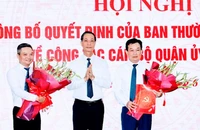 Phó Bí thư Thường trực Thành ủy Hải Phòng trao quyết định và chúc mừng đồng chí Nguyễn Văn Phiệt (phải) và Nguyễn Hoàng Linh (trái) tiếp tục hoàn thành tốt nhiệm vụ của mình trên cương vị mới.