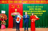 Đồng chí Lê Tiến Châu, Ủy viên Trung ương Đảng, Bí thư Thành ủy Hải Phòng trao Quyết định điều động đồng chí Nguyễn Hoàng Long và đồng chí Phạm Tuyên Dương.