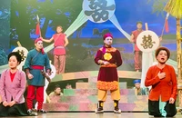 Danh tướng Vũ Chí Thắng (áo xanh bên trái) trong vở diễn "Hào kiệt với giang sơn".