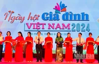 Lãnh đạo Bộ Văn hóa, Thể thao và Du lịch cùng lãnh đạo thành phố Hải Phòng cắt băng khai mạc Ngày hội Gia đình Việt Nam 2024.