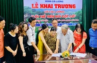 Ê-kíp sáng tạo trao đổi nội dung kịch bản vở diễn "Lời thề trên núi Cột Cờ".