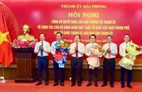 Lãnh đạo Thành ủy Hải Phòng trao Quyết định và tặng hoa các cán bộ được điều động, bổ nhiệm.