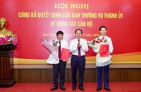 Bí thư Thành ủy Hải Phòng Lê Tiến Châu trao Quyết định và tặng hoa các cán bộ mới được điều động, bổ nhiệm.