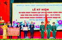 Lãnh đạo Thành ủy Hải Phòng trao Huân chương Lao động hạng Ba và bức trướng tặng Đảng bộ, chính quyền và nhân dân huyện Kiến Thụy.