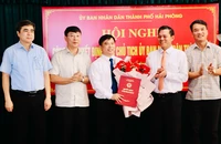 Lãnh đạo thành phố Hải Phòng trao Quyết định và chúc mừng tân Giám đốc Sở Tài nguyên và Môi trường Hải Phòng.