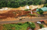Một đoạn đường tránh đô thị Gia Nghĩa, tỉnh Đắk Nông đã sạt xuống suối Đắk R’tih vào chiều 6/8 và đang có nguy cơ tiếp tục lan rộng.