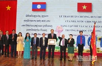 Tập thể Trường đại học Cửu Long đón nhận Huân chương Lao động hạng Ba của Nhà nước Cộng hoà Dân chủ Nhân dân Lào. 