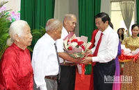 Bí thư Tỉnh ủy Vĩnh Long Bùi Văn Nghiêm trao Huy hiệu Đảng tặng các đồng chí cao tuổi đảng. 