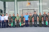Đoàn Tổng cục Dịch vụ quốc phòng, Bộ Quốc phòng Campuchia chụp ảnh lưu niệm tại Ủy ban nhân dân tỉnh Vĩnh Long sáng 18/1. 