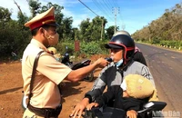 Lực lượng cảnh sát giao thông kiểm tra nồng độ cồn người điều khiển xe máy.