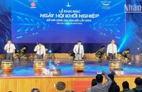 Các đại biểu đánh trống khai mạc Ngày hội khởi nghiệp đổi mới sáng tạo tỉnh Đắk Lắk năm 2023.