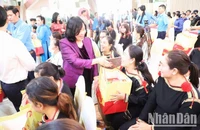 Đồng chí Bùi Thị Minh Hoài, Bí thư Trung ương Đảng, Trưởng Ban Dân vận Trung ương trao tặng quà Tết cho các công nhân, lao động nghèo tỉnh Đắk Lắk.