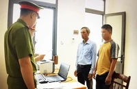 Cơ quan cảnh sát điều tra Công an huyện Krông Pắc tống đạt quyết định khởi tố bị can đối với Nguyễn Hồng Trường và Đoàn Hồng Trí.