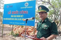 Thượng tá Rơ Lan Ngân, Phó Chính ủy Bộ đội Biên phòng tỉnh Đắk Lắk phát biểu tại lễ khởi công.