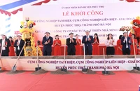 Các đại biểu khởi công dự án. 