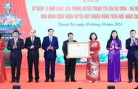 Phó Bí thư Thường trực Thành ủy Hà Nội Nguyễn Thị Tuyến trao Bằng công nhận huyện Thanh Trì đạt chuẩn nông thôn mới nâng cao cho lãnh đạo huyện Thanh Trì. (Ảnh: Quang Thái)