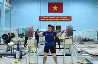 Vận động viên Đội tuyển Cử tạ tích cực tập luyện chuẩn bị cho SEA Games 32. (Ảnh MỸ HÀ)