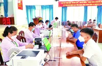 Cán bộ Ngân hàng Chính sách xã hội Tây Ninh làm thủ tục cho người dân huyện Bến Cầu vay vốn phát triển kinh tế.