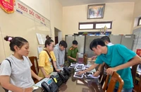 Công an thị xã Hương Trà, tỉnh Thừa Thiên Huế khởi tố vụ án, khởi tố bị can đối với các đối tượng trong đường dây giả danh nhân viên ngân hàng lừa đảo chiếm đoạt tài sản qua internet. (Ảnh Việt Hương)