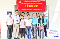 Bàn giao “mái ấm Công đoàn” cho gia đình chị Thạch Thị Thu ở xã Phú Thịnh, huyện Tam Bình, tỉnh Vĩnh Long.