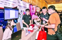 Các doanh nghiệp giới thiệu giải pháp bảo mật an ninh mạng.