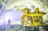 Tập đoàn Đèo Cả huy động phương tiện, nhân lực thi công hầm Núi Vung trên đoạn cao tốc Cam Lâm-Vĩnh Hảo.