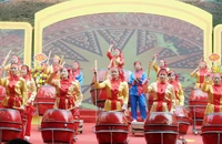 Biểu diễn trống hội tại Lễ hội truyền thống Đền thờ Nữ tướng Lê Chân, xã Thanh Sơn, huyện Kim Bảng.