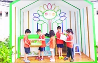 Các em học sinh thực hiện phân loại rác tái chế.