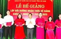 Lãnh đạo Đảng ủy Khối Các cơ quan tỉnh Hà Nam trao giấy chứng nhận hoàn thành lớp bồi dưỡng nhận thức về đảng cho các học viên. (Ảnh Hà Nam)