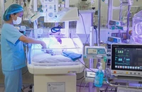 Thực hiện kỹ thuật thay máu toàn phần cho trẻ sơ sinh bị vàng da nặng tại khoa Hồi sức Cấp cứu Sơ sinh (Bệnh viện Sản Nhi Nghệ An).