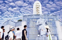 Hướng dẫn viên giới thiệu về Khu lưu niệm nghệ thuật đờn ca tài tử Nam Bộ và nhạc sĩ Cao Văn Lầu. (Ảnh HIỆP ANH)