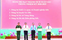 Lãnh đạo Tỉnh ủy Tây Ninh trao bằng khen, tặng các Đảng bộ đạt thành tích xuất sắc trong học tập và làm theo tư tưởng, đạo đức, phong cách Hồ Chí Minh nhiệm kỳ 2020-2025.