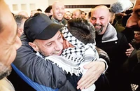 Người thân chào đón những người Palestine được phóng thích. (Ảnh TÂN HOA XÃ)