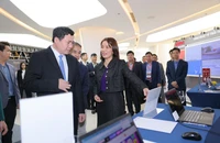 Triển lãm các công nghệ, giải pháp chuyển đổi số, sản xuất thông minh, ứng dụng thương mại điện tử diễn ra trong khuôn khổ của diễn đàn.