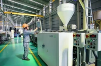 Sản xuất các sản phẩm ống nhựa tại Nhà máy của Tập đoàn Hoa Sen. (Ảnh: HOÀI THU)