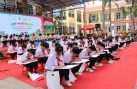 Các em học sinh hưởng ứng cuộc thi vẽ tranh.