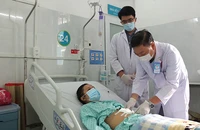 Các bác sĩ kiểm tra vết thương sau phẫu thuật.