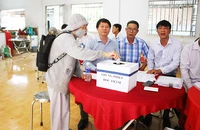 Người dân bốc thăm nhận đất tái định cư.