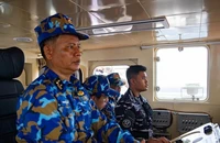 Sau khi nhận thông báo từ Tàu 992 điều hành lễ duyệt binh của Hải quân nước chủ nhà Indonesia, chỉ huy Tàu 09 cùng với hoa tiêu của Hải quân Indonesia phối hợp đưa tàu vào vị trí duyệt binh, nhanh chóng triển khai đội hình cùng các tàu khác chào tàu chỉ huy. (Ảnh: Báo Quân đội Nhân dân)