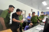 Lực lượng công an khám xét dây chuyền Trung tâm đăng kiểm.