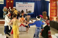 Các lưu học sinh trình diễn tiết mục múa “Vũ điệu đoàn kết”.