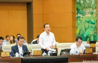 Thứ trưởng Thông tin và Truyền thông Phạm Đức Long trình bày Tờ trình về dự án Luật Viễn thông (sửa đổi). (Ảnh: DUY LINH)