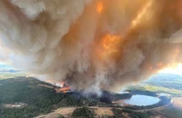 Cột khói bốc lên từ một đám cháy rừng ở tỉnh Alberta, Canada ngày 4/5/2023. (Ảnh: Reuters)