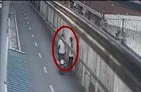 Hình ảnh đối tượng thực hiện hành vi cướp giật tài sản được camera ghi lại.