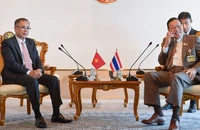 Đại sứ Phan Chí Thành trao đổi với Chủ tịch Thượng viện Thái Lan Pornpetch Wichitcholchai.