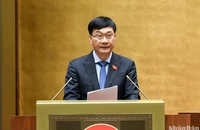 Chủ nhiệm Ủy ban Kinh tế của Quốc hội Vũ Hồng Thanh báo cáo giải trình, tiếp thu, chỉnh lý dự thảo Luật Kinh doanh bất động sản (sửa đổi). (Ảnh: DUY LINH)
