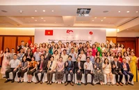 Học viên JDS chụp ảnh lưu niệm cùng các đại biểu/khách mời tại Lễ chia tay học viên JDS 2022.