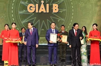 Phó Chủ tịch Thường trực Quốc hội Trần Thanh Mẫn và Trưởng Ban Nội chính Trung ương Phan Đình Trạc trao giải B cho đại diện nhóm tác giả Báo Nhân Dân. (Ảnh: NHẬT QUANG)